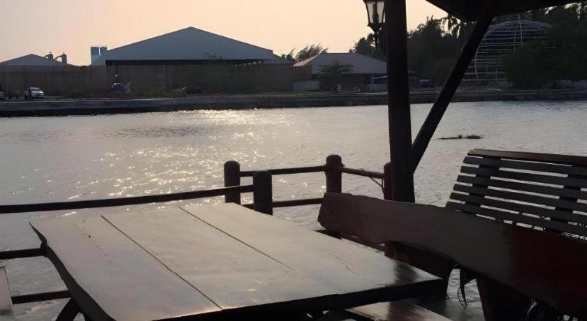 Ruennamyen Resort Amphawa Samut Songkhram Exterior foto